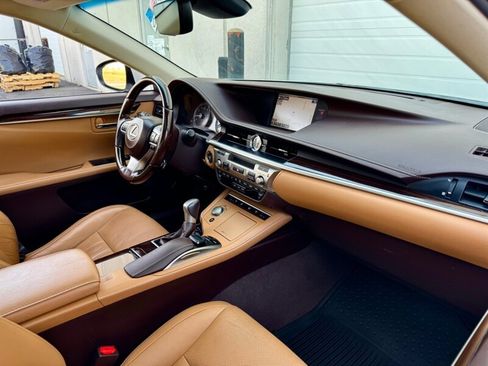 Used 2016 Lexus ES 350 w/ Luxury Package w/Wood Trim image 18