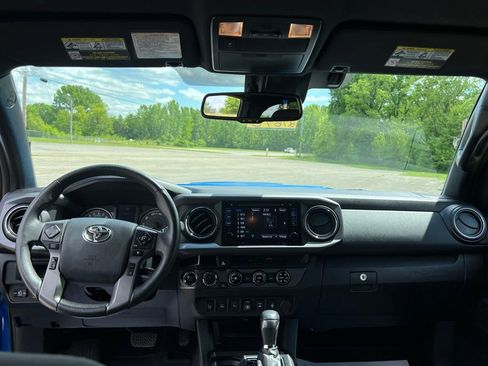 Used 2018 Toyota Tacoma TRD Sport w/ Technology Package AWD/4WD image 17