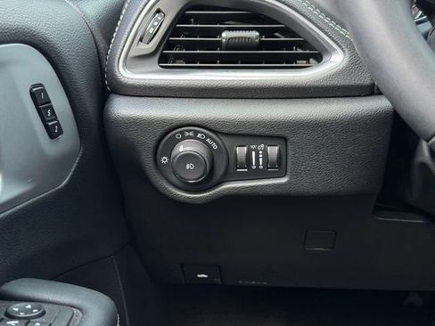 Used 2025 Chrysler Pacifica Limited FWD image 38