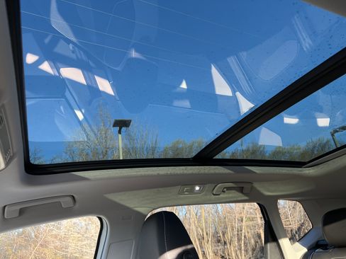 Certified 2025 Volkswagen Taos SE w/ Panoramic Sunroof Package image 26