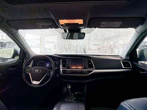 Used 2019 Toyota Highlander AWD V6 image 10