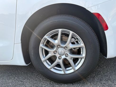 New 2027 Chrysler Pacifica Select FWD image 10