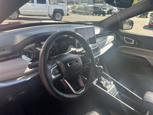 Used 2025 Jeep Compass Limited AWD/4WD image 18