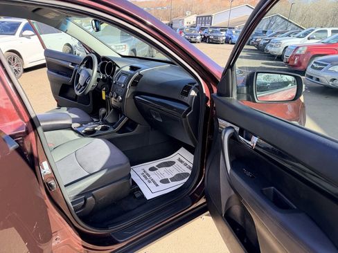 Used 2013 Kia Sorento LX w/ Convenience Pkg image 19