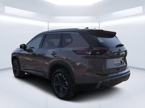 Used 2025 Nissan Rogue SL w/ Tech Package FWD image 5
