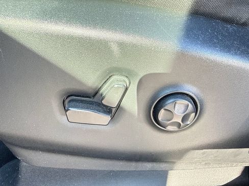 Used 2023 Chrysler Pacifica Touring FWD image 14