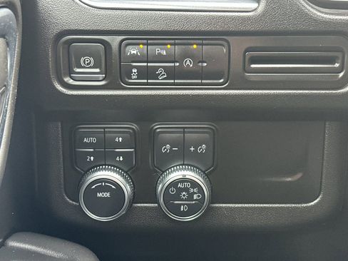 Used 2023 GMC Yukon XL AT4 image 34