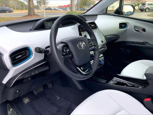 Certified 2022 Toyota Prius XLE image 17