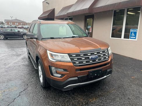 Used 2017 Ford Explorer XLT w/ Equipment Group 202A AWD/4WD image 2