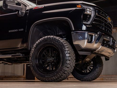 Used 2025 Chevrolet Silverado 2500 LTZ w/ LTZ Convenience Package image 16