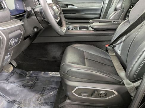 Used 2024 Jeep Wagoneer Series III w/ Premium Group I image 12