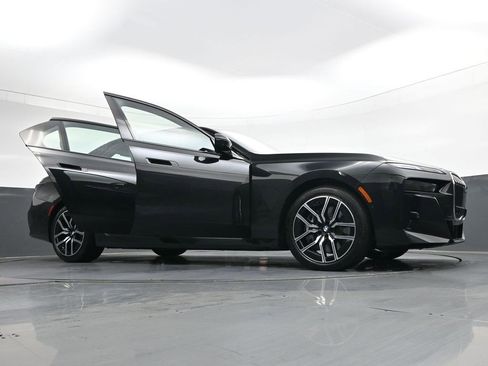 Used 2025 BMW 760i xDrive w/ Luxury Rear Seating Package image 38