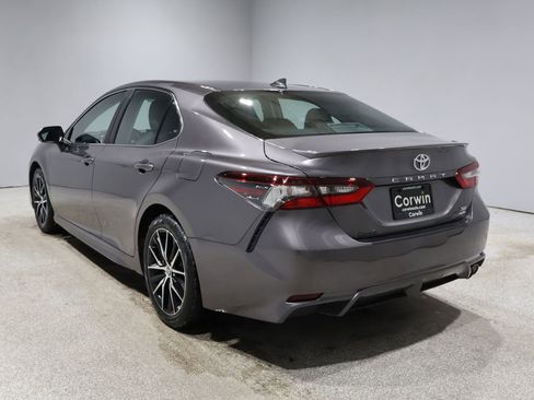 Used 2023 Toyota Camry SE image 5