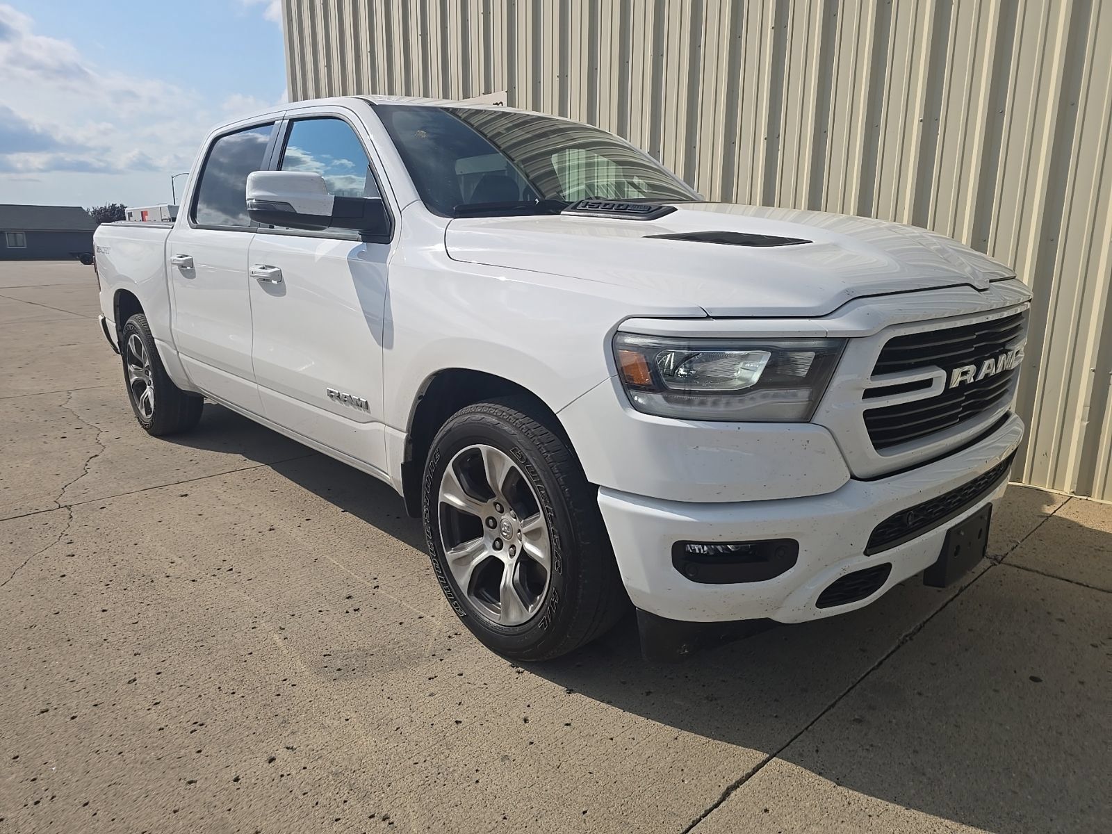Used 2023 RAM 1500 Laramie AWD/4WD image 3