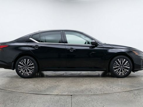 Used 2025 Nissan Altima 2.5 SV image 11