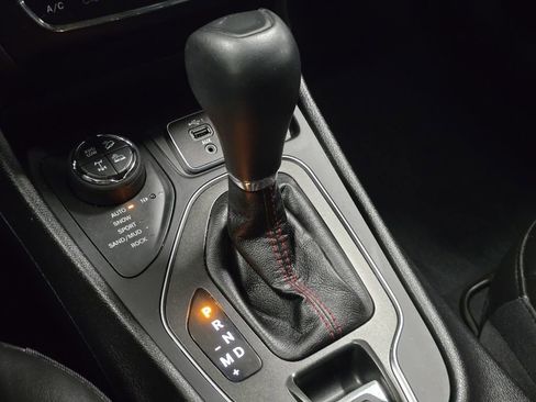 Used 2020 Jeep Cherokee Trailhawk AWD/4WD image 25