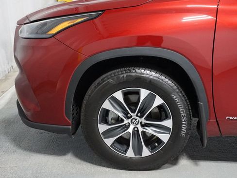 Certified 2025 Toyota Highlander XLE AWD/4WD image 5