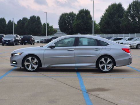 Used 2018 Honda Accord Touring image 10