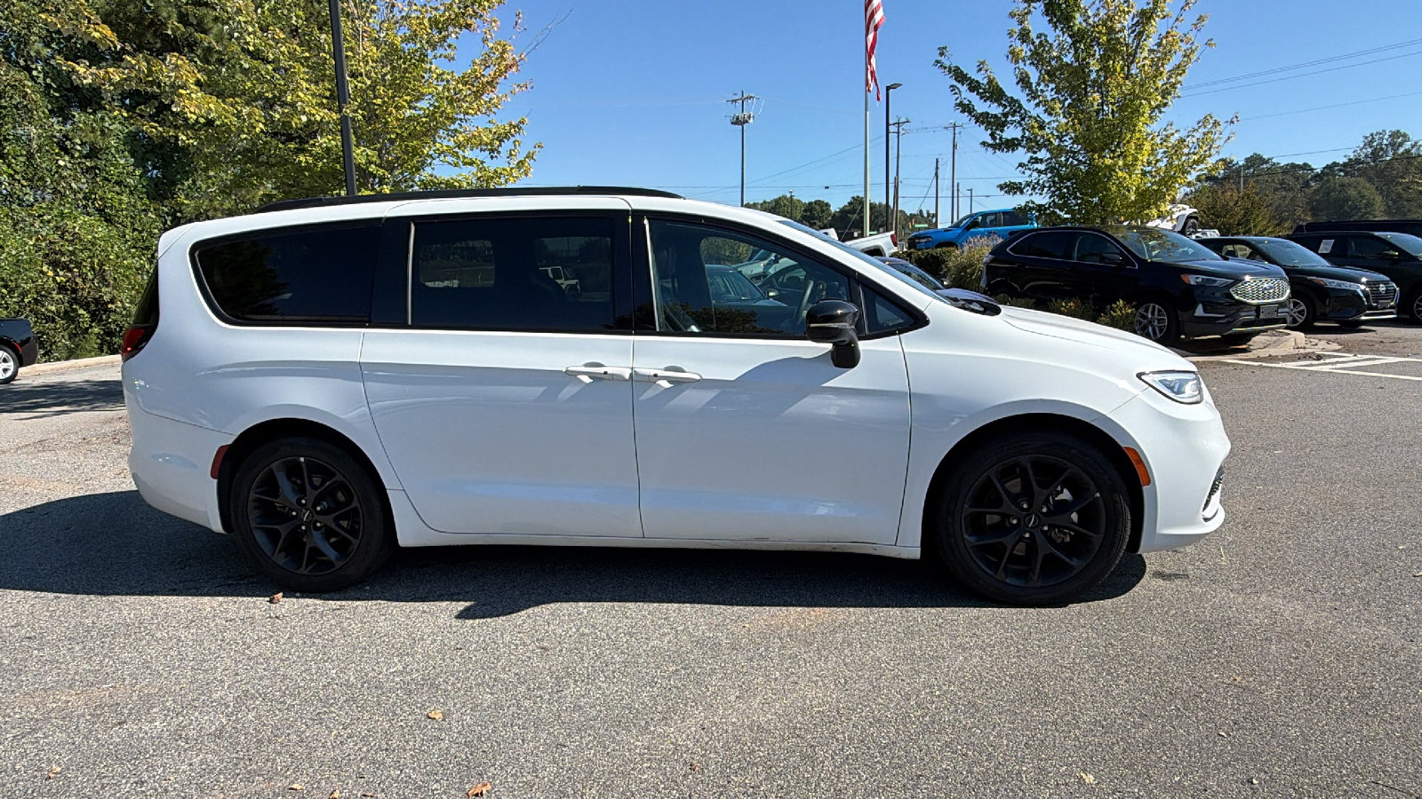 Used 2025 Chrysler Pacifica Limited FWD image 7