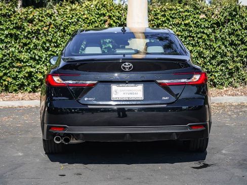 Used 2025 Toyota Camry SE FWD image 5