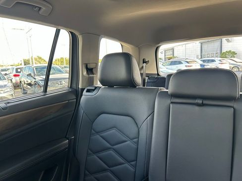 Used 2025 Volkswagen Atlas SE w/ Panoramic Sunroof Package image 12