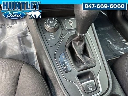 Used 2019 Jeep Cherokee Latitude w/ Cold Weather Group AWD/4WD image 38