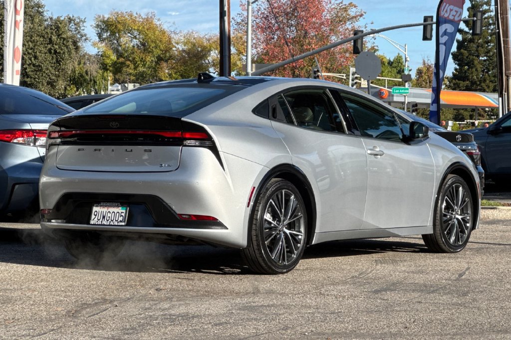 Certified 2025 Toyota Prius XLE FWD image 3
