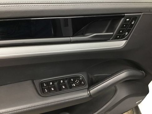 Used 2024 Porsche Cayenne AWD/4WD image 8