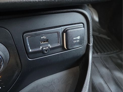 Used 2017 Jeep Renegade Latitude image 20