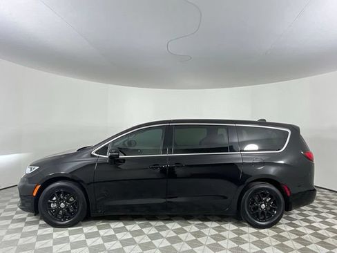 Used 2024 Chrysler Pacifica Touring-L FWD image 8