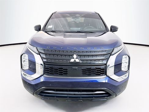 Used 2022 Mitsubishi Outlander SE image 2