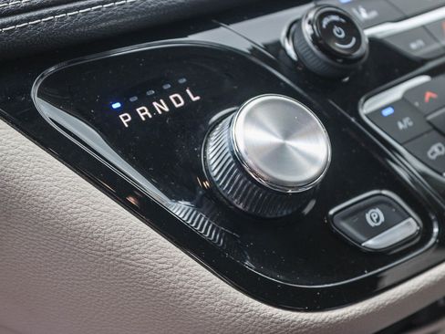 Used 2023 Chrysler Pacifica Touring-L FWD image 23