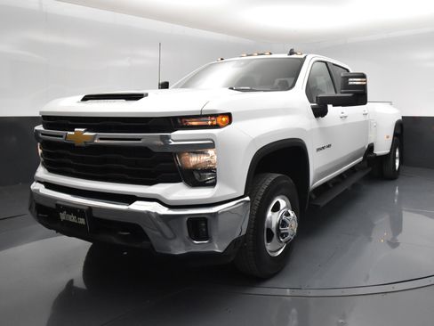 Used 2024 Chevrolet Silverado 3500 LT w/ All Star Edition AWD/4WD image 2