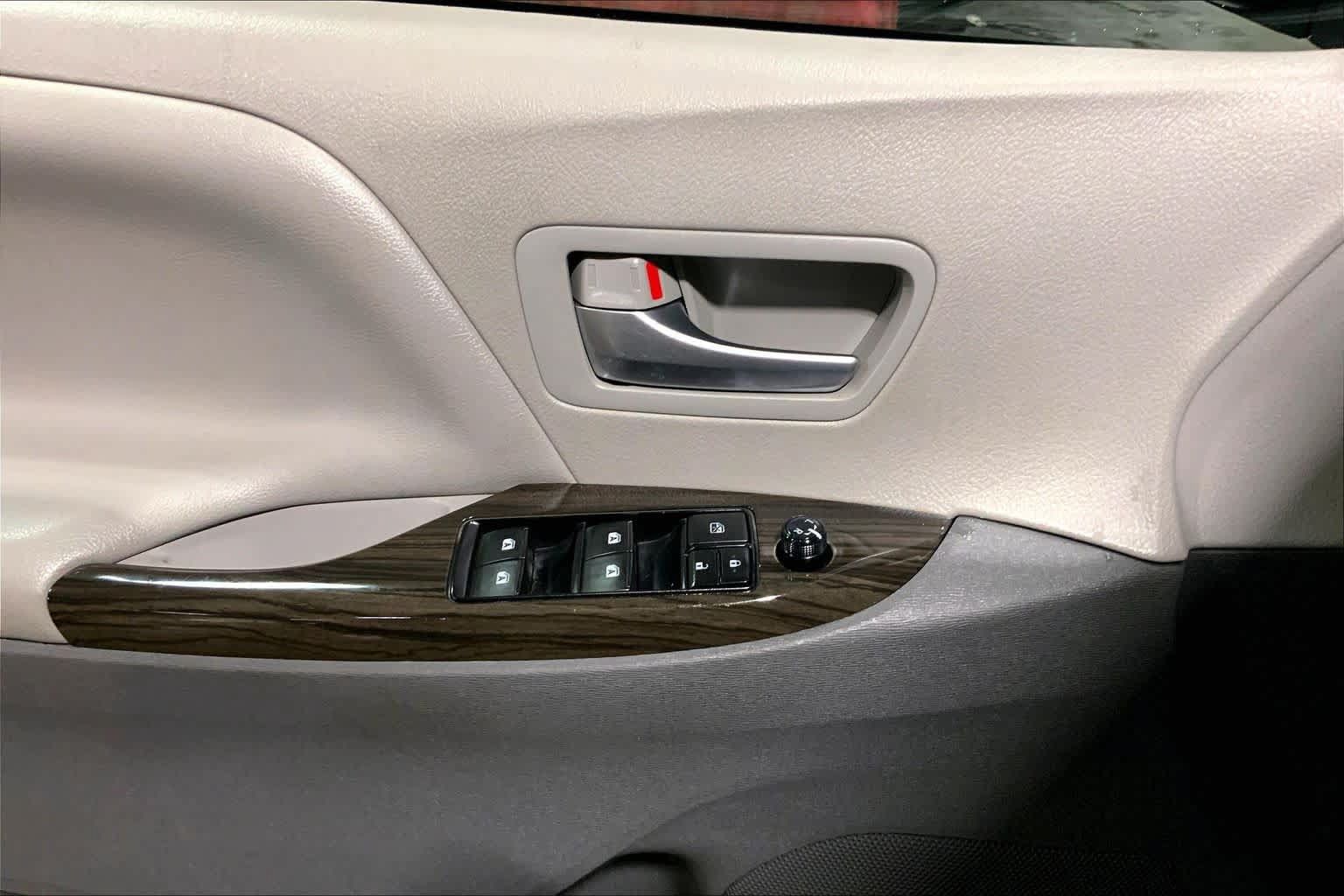 Used 2017 Toyota Sienna XLE FWD image 36
