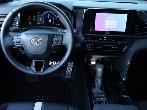 Used 2025 Toyota Camry SE image 14