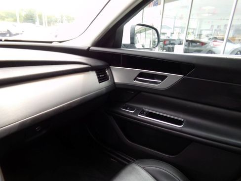 Used 2016 Jaguar XF Premium RWD image 23