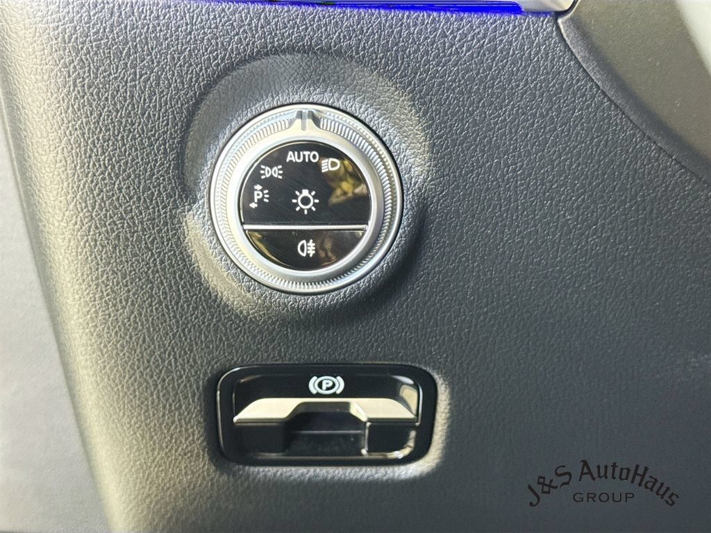 Used 2022 Mercedes-Benz C 300 Sedan w/ Exclusive Trim Package image 10
