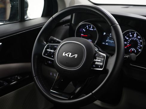 Used 2022 Kia Carnival EX image 15