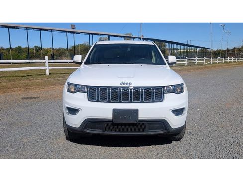 Used 2019 Jeep Grand Cherokee Laredo w/ 18" Wheel & 8.4" Radio Group image 2