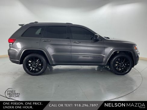 Used 2017 Jeep Grand Cherokee Altitude image 5