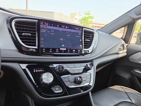 Used 2025 Chrysler Pacifica Limited FWD image 11