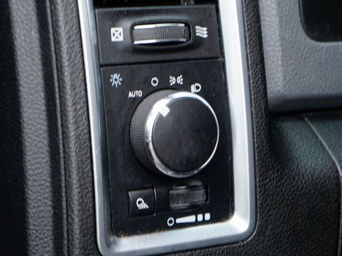 Used 2020 RAM 1500 Classic SLT w/ Luxury Group RWD image 17