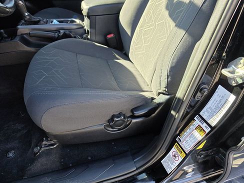 Used 2017 Toyota Tacoma TRD Off-Road image 10