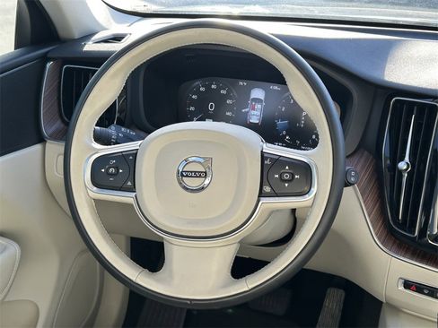 Used 2021 Volvo XC60 T5 Momentum w/ Protection Package Premier image 39