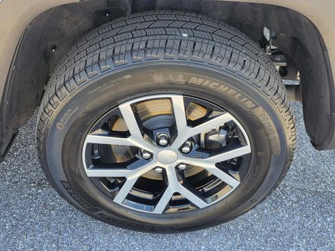 Used 2025 Jeep Grand Cherokee L Limited w/ Trailer Tow Package AWD/4WD image 41