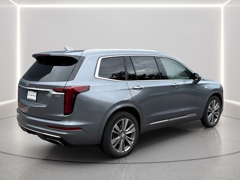 Used 2022 Cadillac XT6 Premium Luxury w/ Technology Package FWD image 5