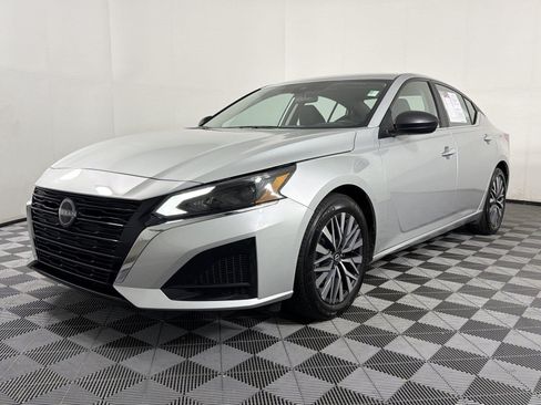 Used 2025 Nissan Altima 2.5 SV FWD image 3
