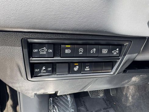Used 2023 Toyota Tundra Platinum AWD/4WD image 32