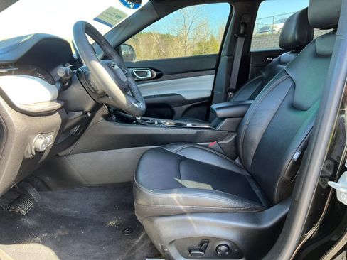 Used 2024 Jeep Compass Limited AWD/4WD image 3