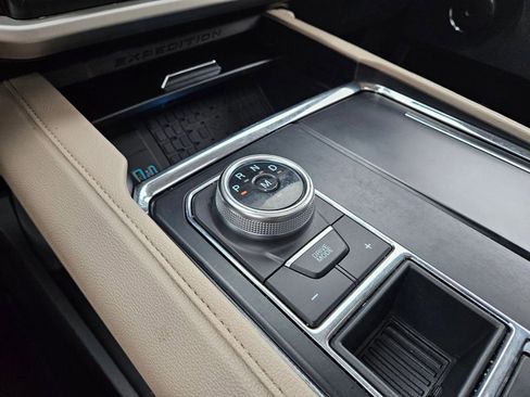 Used 2023 Ford Expedition XLT image 21